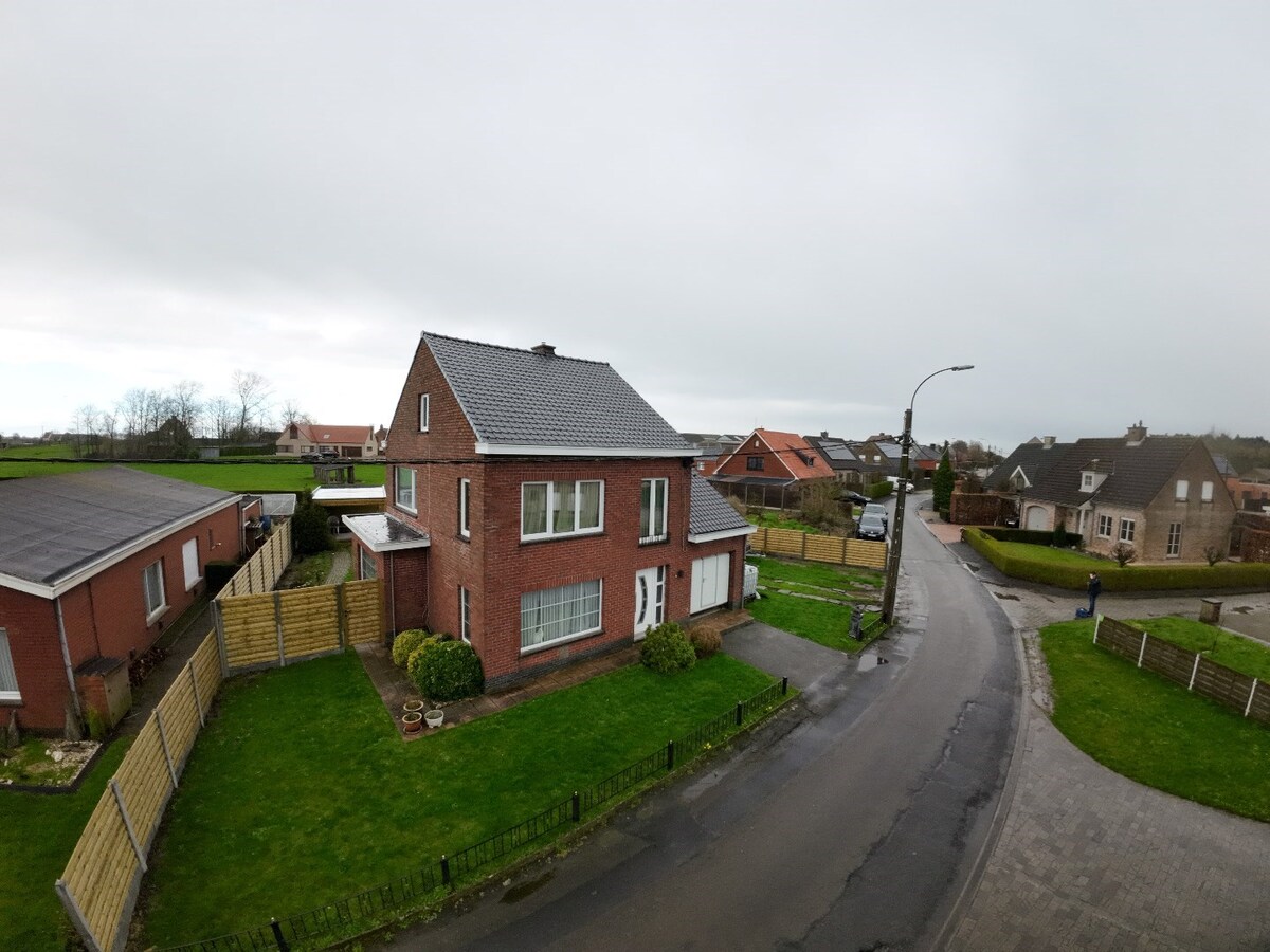 Rustig gelegen alleenstaande woning met garage te Ichtegem 