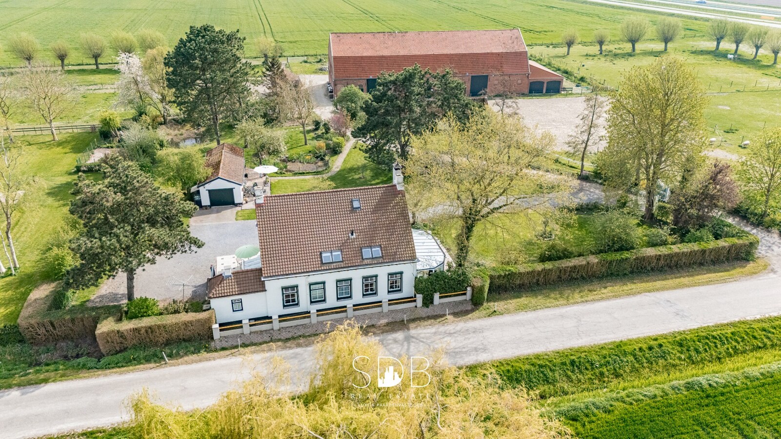 Landelijke woning met authentiek gastenhuis, stalgebouw, graslanden en buitenpiste op 20.285m² 