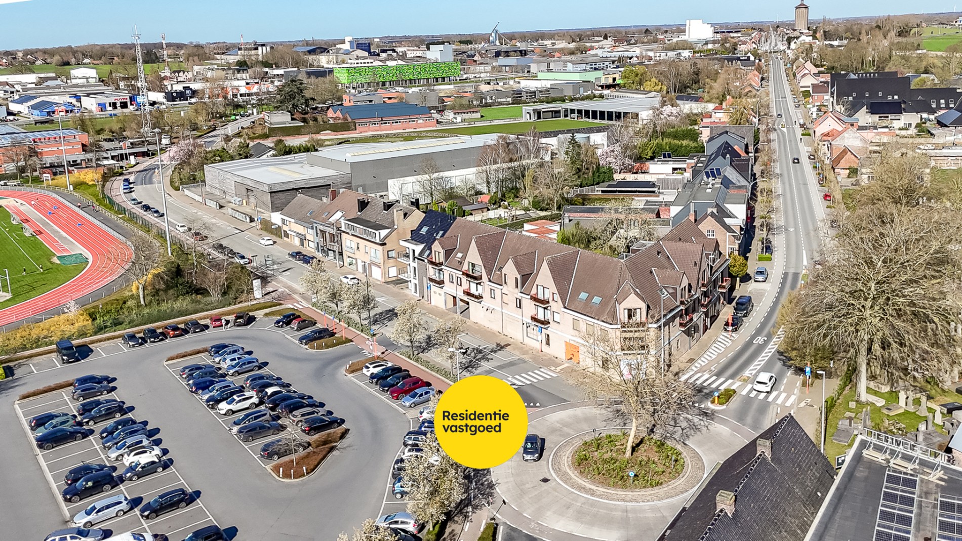 Te koop: Ruim handelspand met uitstekende visibiliteit in het centrum van Torhout 