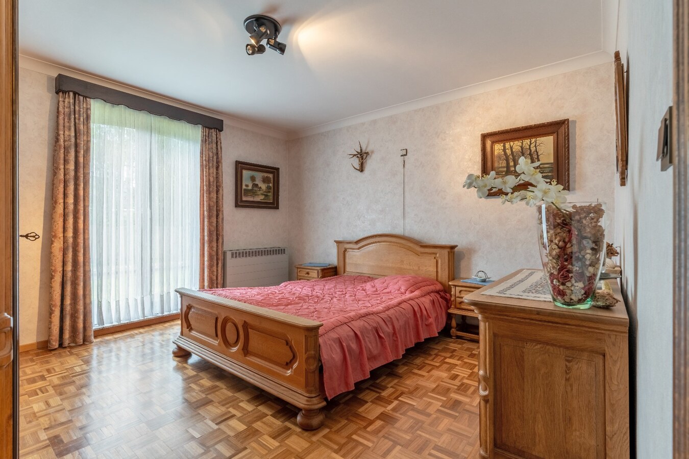 Ruime woning met garage, tuin en 3 slaapkamers op een zeer rustige locatie. 