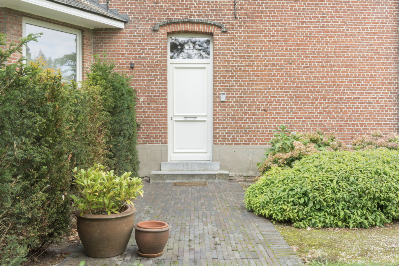 Gelijkvloers luxe 2-slk-appartement met privatieve tuin. 