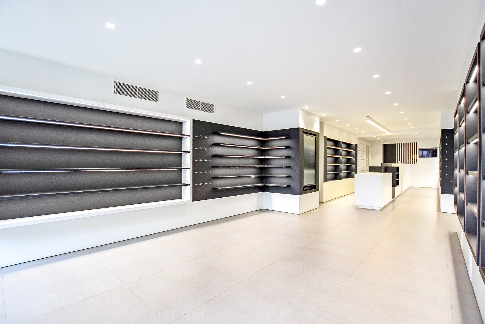 Kwalitatief afgewerkte woning met handelsruimte (536m² bewoonbaar) op een toplocatie. 