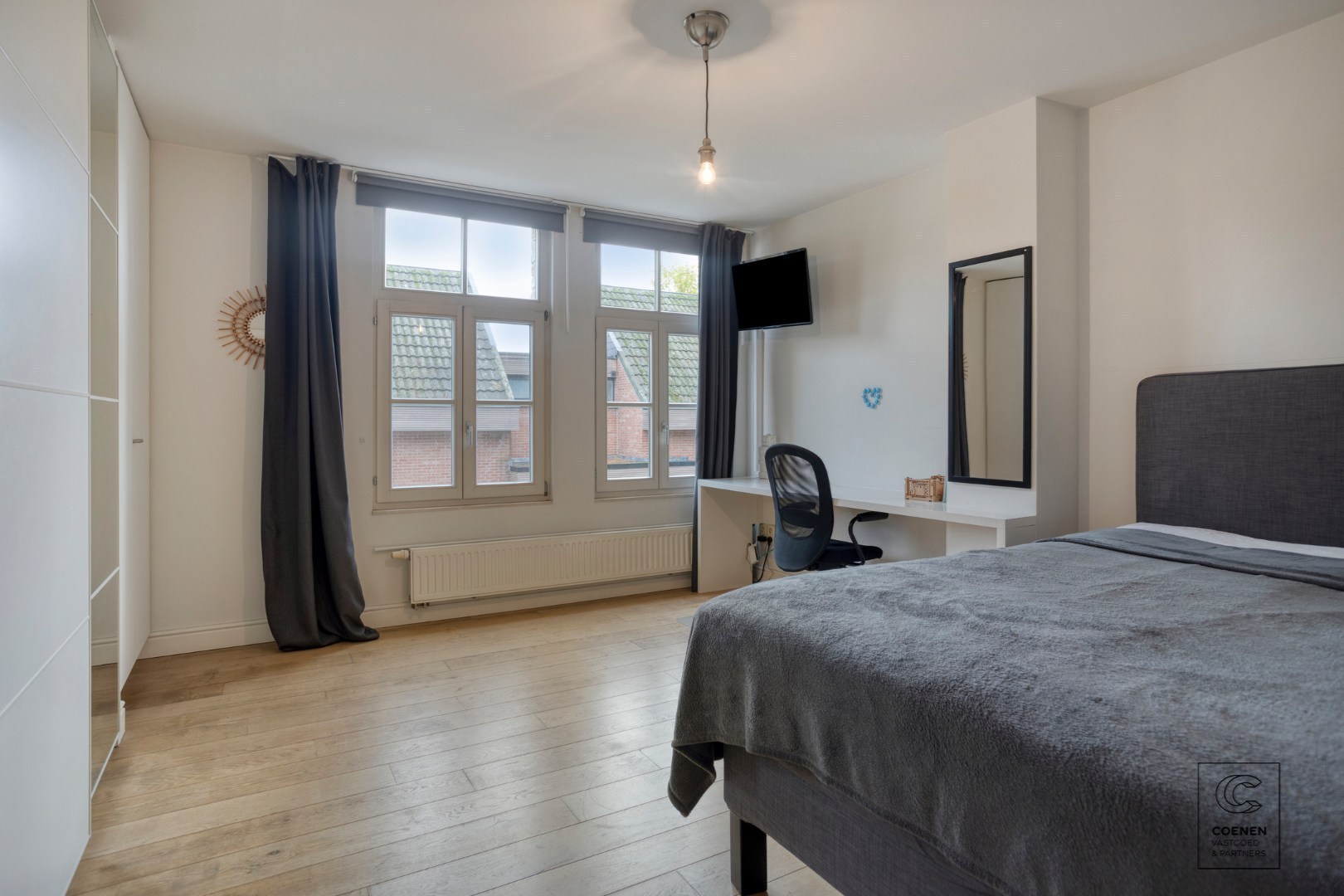 Prachtige woning met een bew. opp. van 302 m², 6 slpk, 3 bk en prachtige tuin met zwembad 