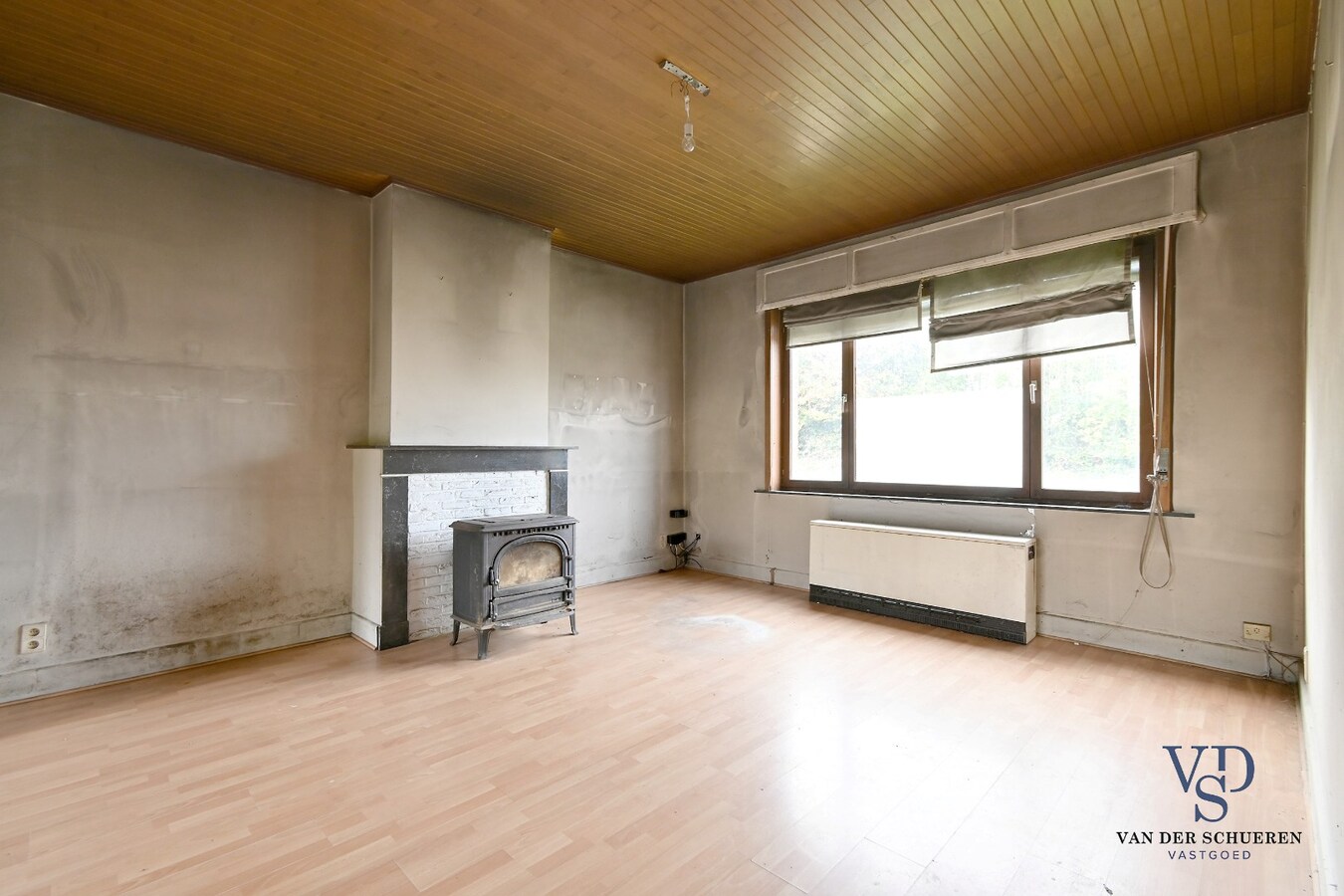 Te renoveren woning op ruim perceel te Kerkgate Mater. 