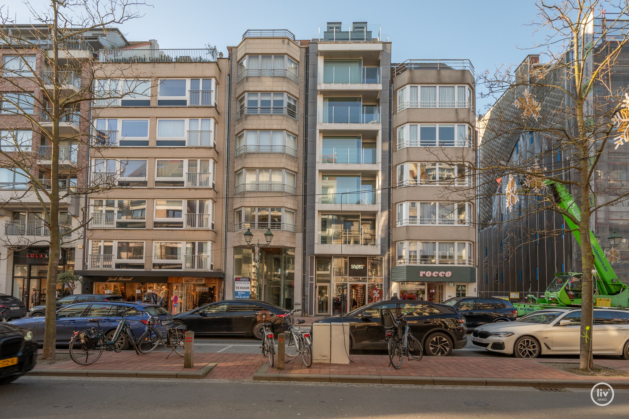 Récent appartement met mooie gevelbreedte centraal gelegen op de Lippenslaan te Knokke. 