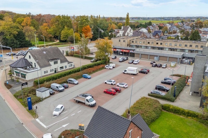 Rijksweg: Commercieel goed gelegen handelspand (ca 1.100 m²) met private parking (60 pl.) en gem. parking (72 pl). 