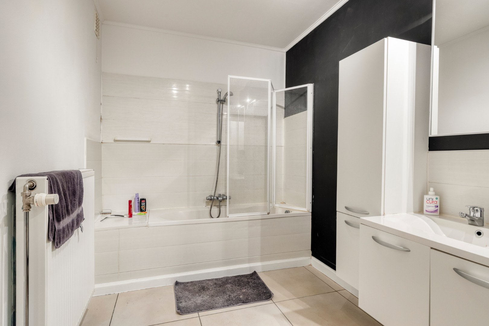 Ruim gelijkvloers appartement met 2 slpk. en gezellige patio in het centrum van Geel 