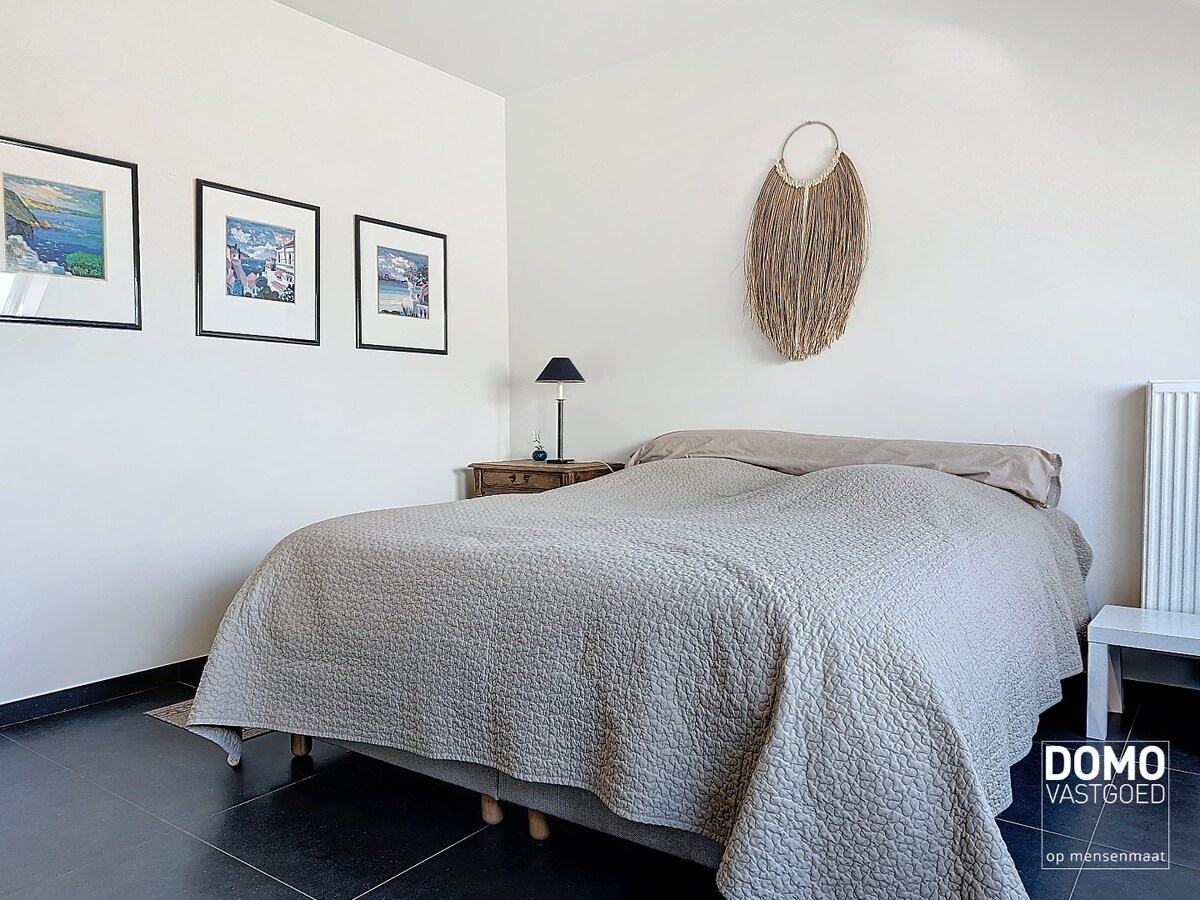 Luxe duplex appartement met inpandig terras, lift en garagebox, gelegen in het centrum van Alken - energielabel A. 