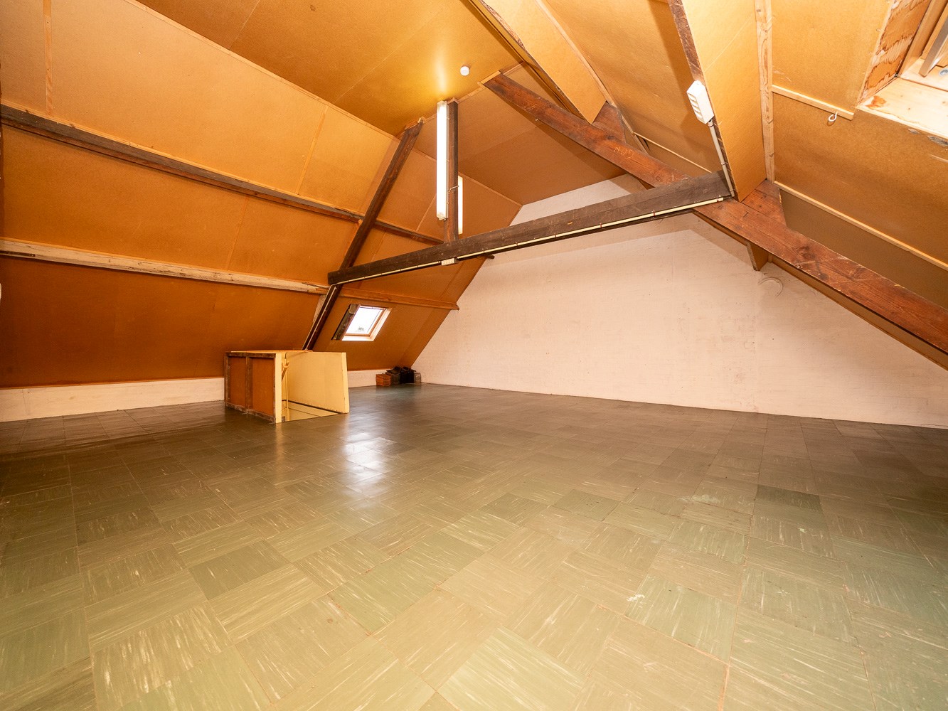 Ruime woning met 5 kamers (mogelijk) en open zicht 