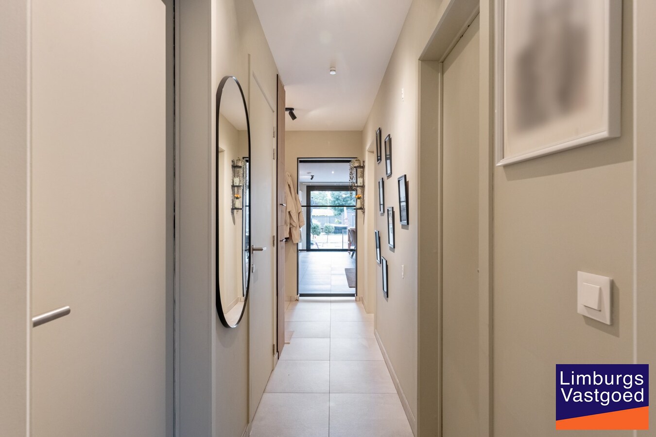 Gelijkvloers appartement (95m²), 2 slpk, ruim terras/tuin, autostaanplaats + kelderberging 