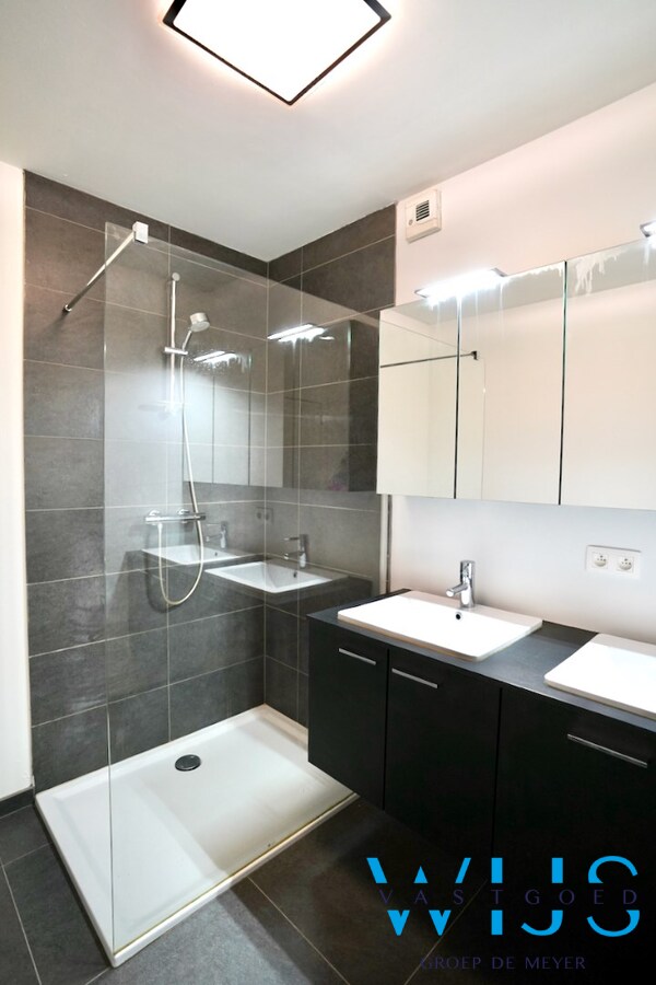 Instapklaar 2 slaapkamer appartement met garage ! 