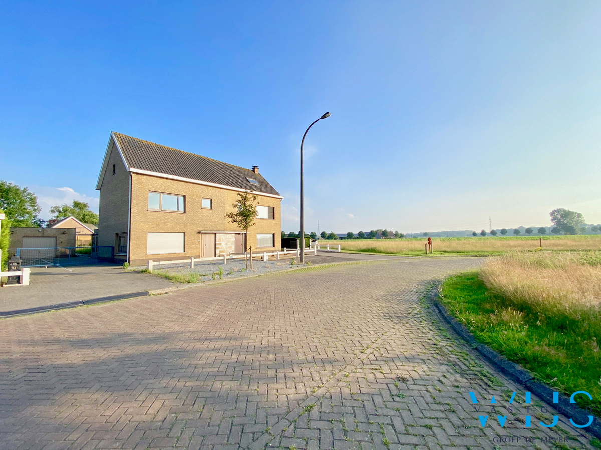 Op te frissen/te renoveren gezinswoning op TOPlocatie te ERTVELDE! 