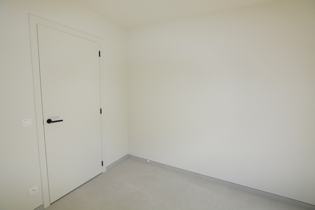 Gelijkvloers nieuwbouwappartement 124 m² met 2 slpk, tuintje en 2 autostandplaatsen. 