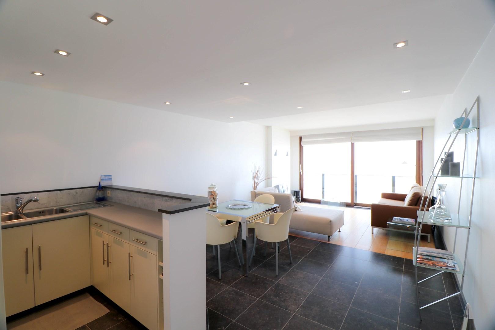 gemeubelde studio op de Zeedijk 