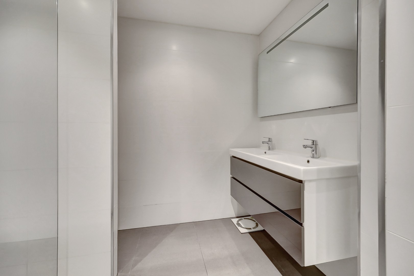 Instapklaar 2-kamer appartement op de 6e verdieping met moderne keuken en badkamer, balkon, berging in de onderbouw en gelegen op eigen grond. 