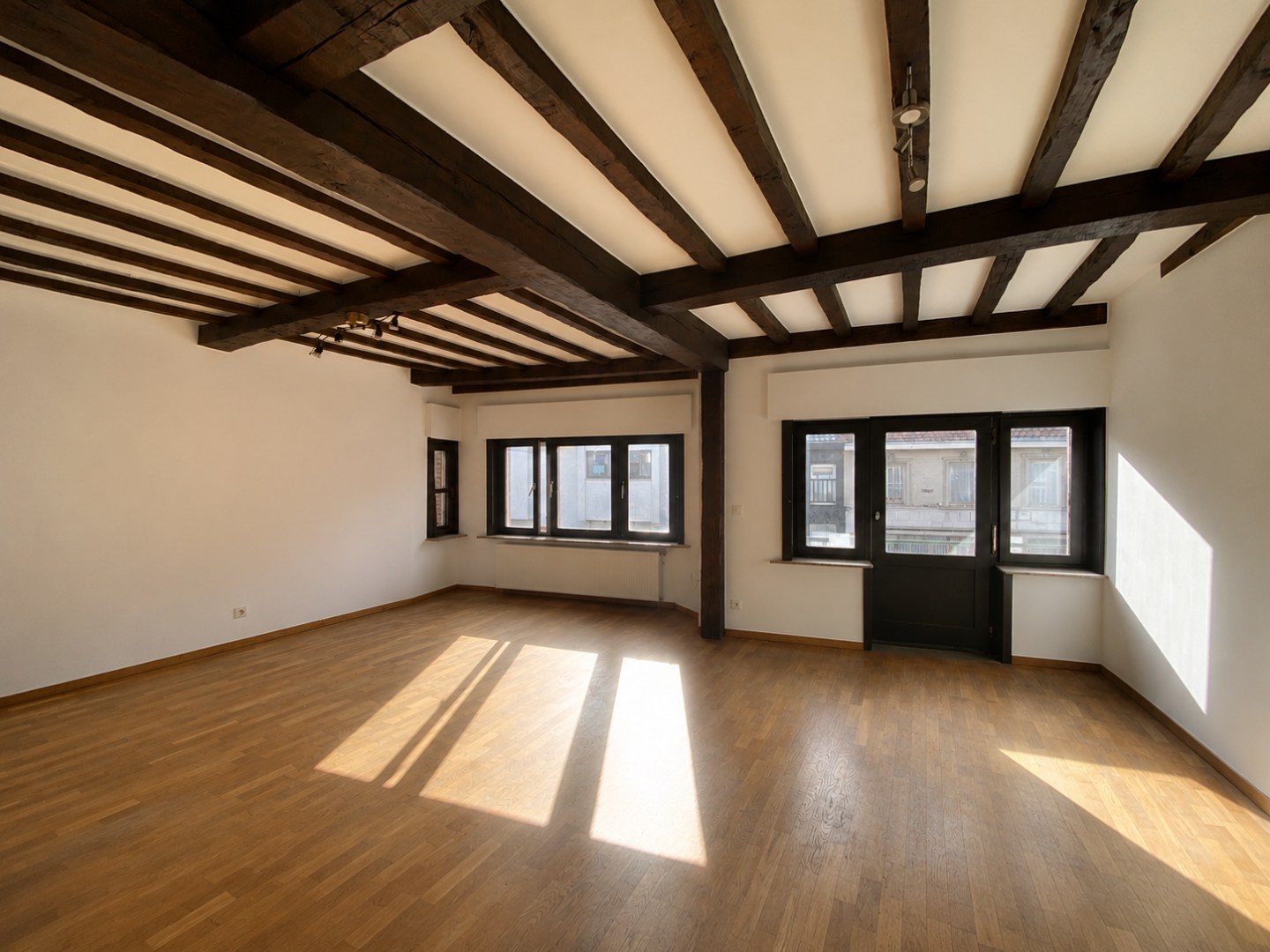 Ruim duplex appartement in hartje Sint-Eloois-Vijve! 