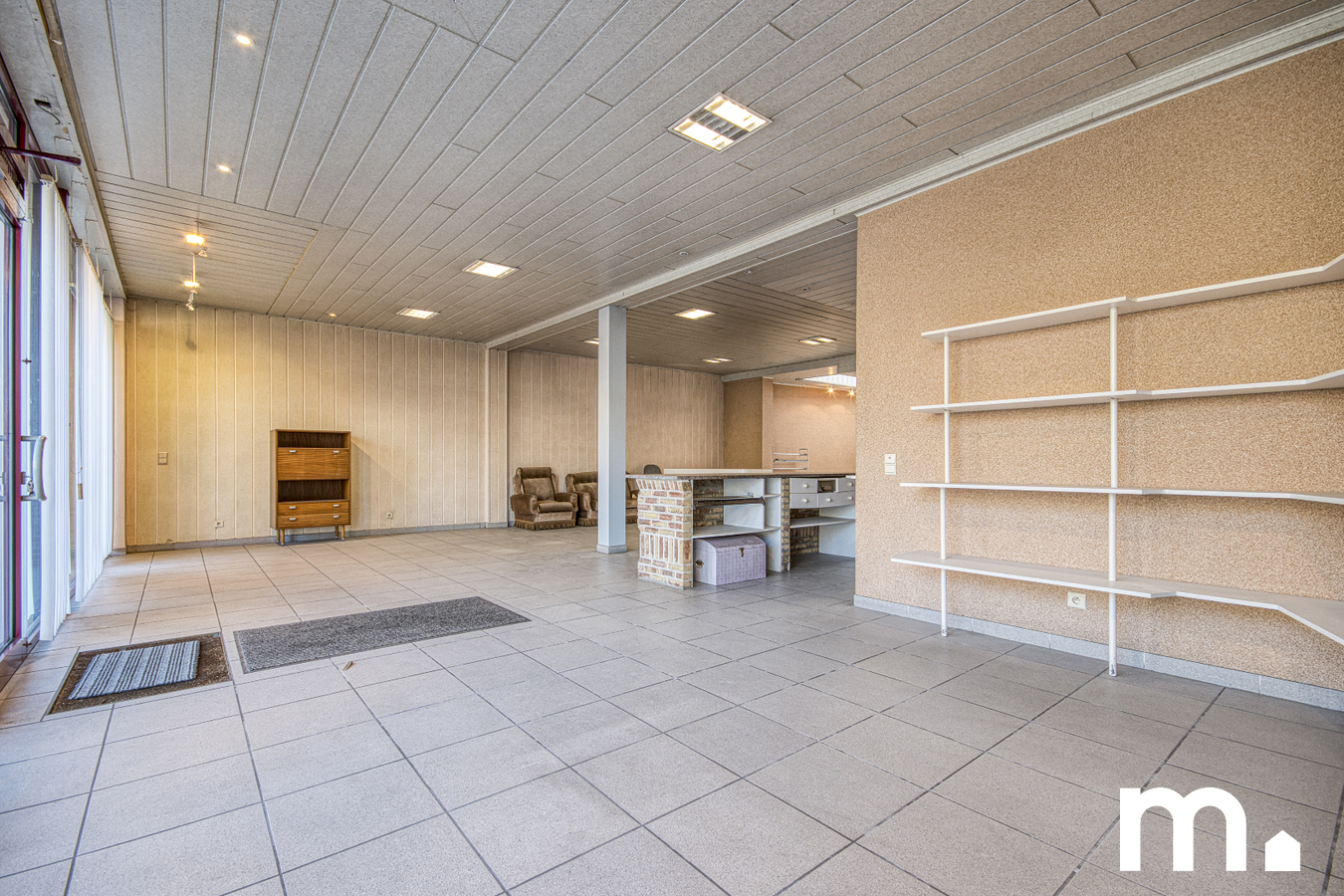 Veelzijdig handelshuis met ruime woonst van 433 m², privétuin en magazijn van 135m² te Oostrozebeke 