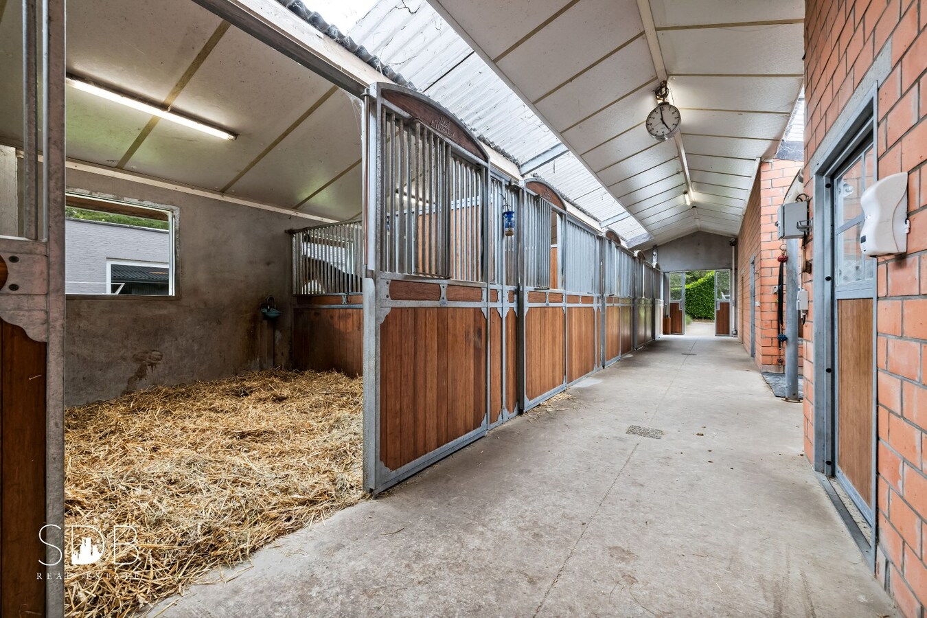 Hedendaagse woning met paardenfaciliteiten op circa 1,5ha 
