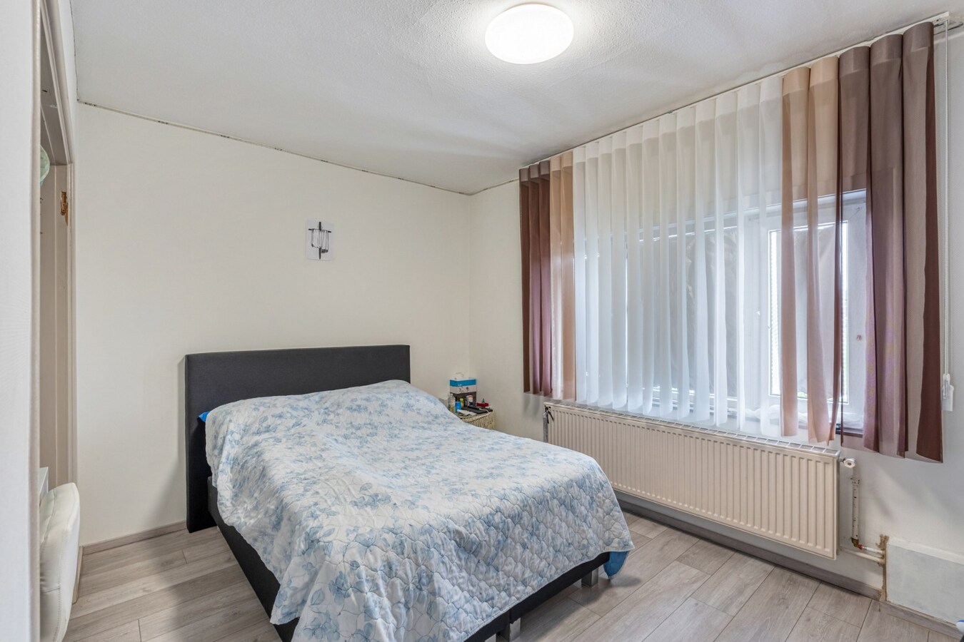 Een verrassend ruime half-vrijstaande stadswoning op perceel van 4a23ca. 