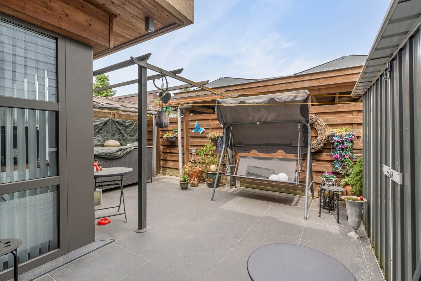 Gelijkvloers INVESTERINGSAPPARTEMENT vlakbij centrum met fraai terras en autostandplaats. 