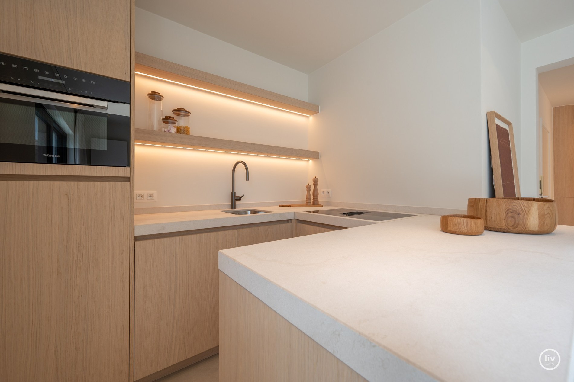 Gerenoveerd penthouse met 2 slaapkamers centraal gelegen op de August Dansestraat te Knokke. 