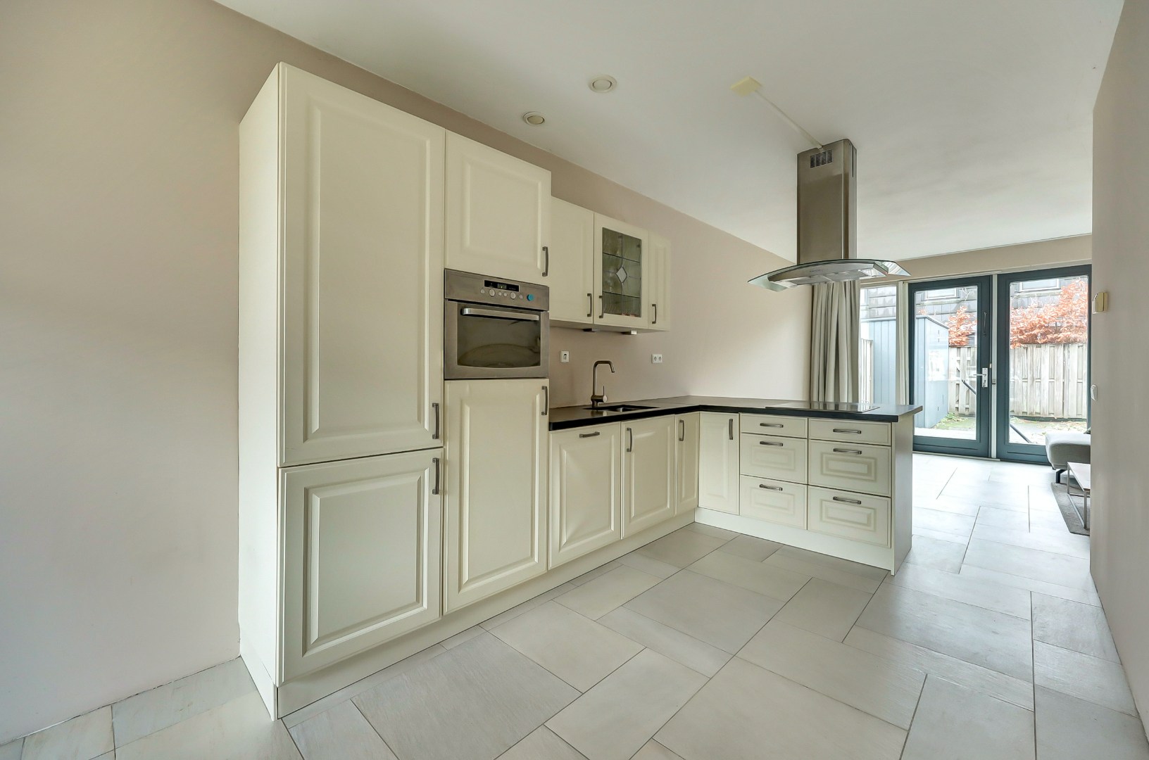 In de jonge woonwijk Nesselande in deelplan Haag en Park gelegen 5 kamer tussenwoning met houten berging en parkeerplaats op 131 m² eigen grond. 