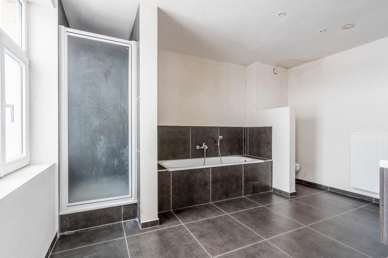 Landelijk gelegen, ruime halfopen woning met garage. 