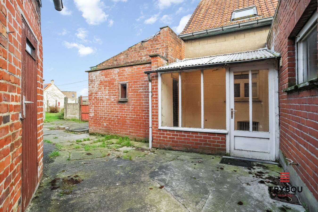 Zongerichte, te renoveren woning op ruim perceel van 618m² 