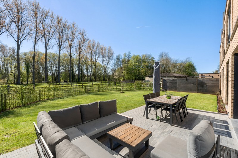 Moderne villa met hippisch complex op 15.856m² 