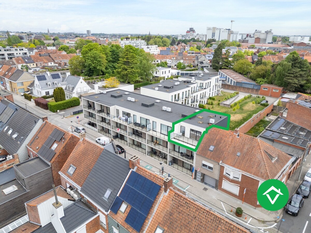 Recent, instapklaar appartement met één slaapkamer, ruim terras en autostaanplaats te Roeselare 