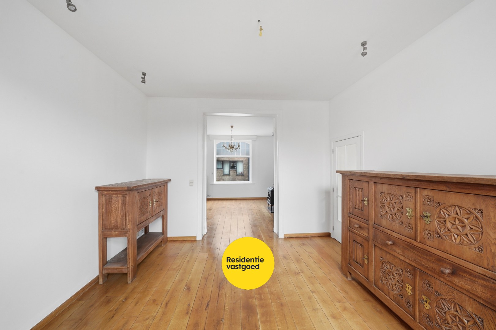 Karaktervolle instapklare hoekwoning met inpandige garage en zonnige stadstuin 