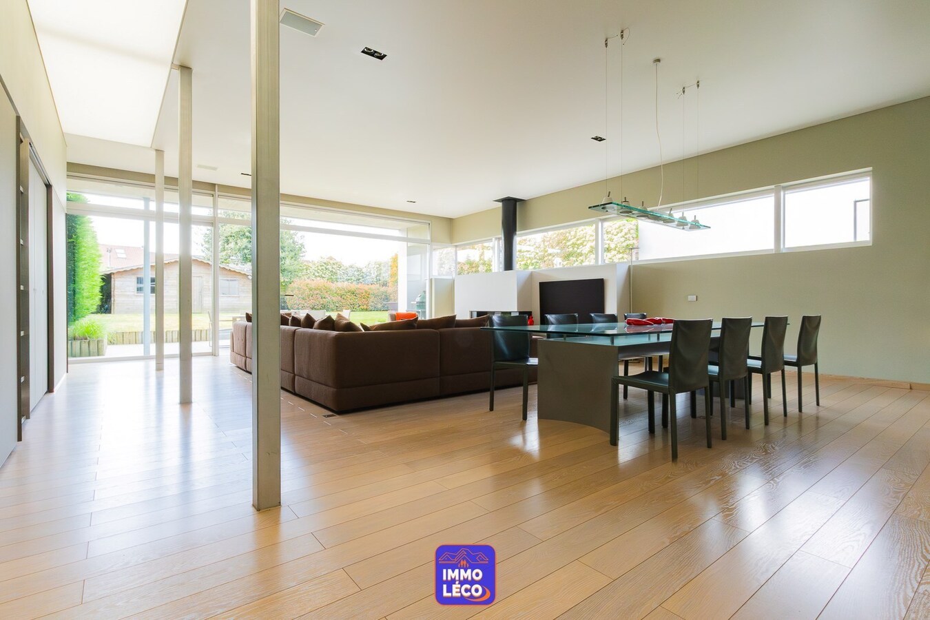 Maison moderne (surface habitable de 486m²), double garage et jardin, en plein centre-ville ! COUP DE COEUR ! 