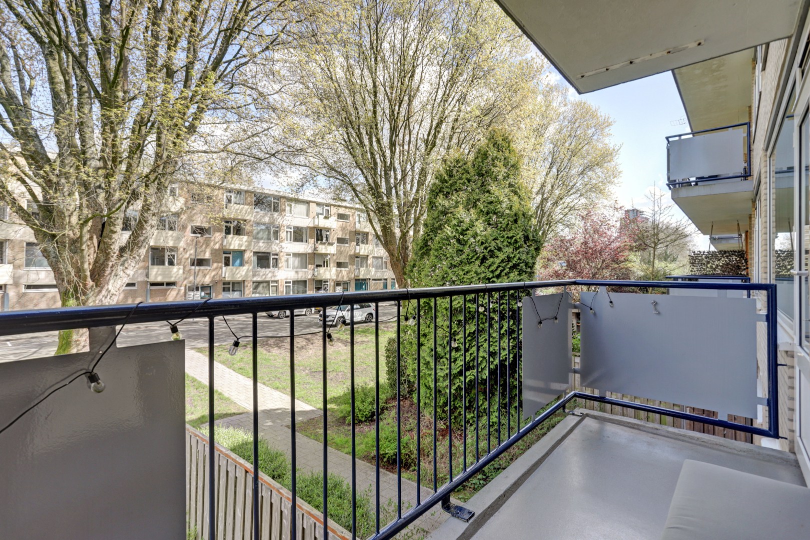 Instapklaar 3-kamer appartement op de 1e verdieping met keurige keuken en badkamer, 2 balkons, berging in de onderbouw en is gelegen op eigen grond. 