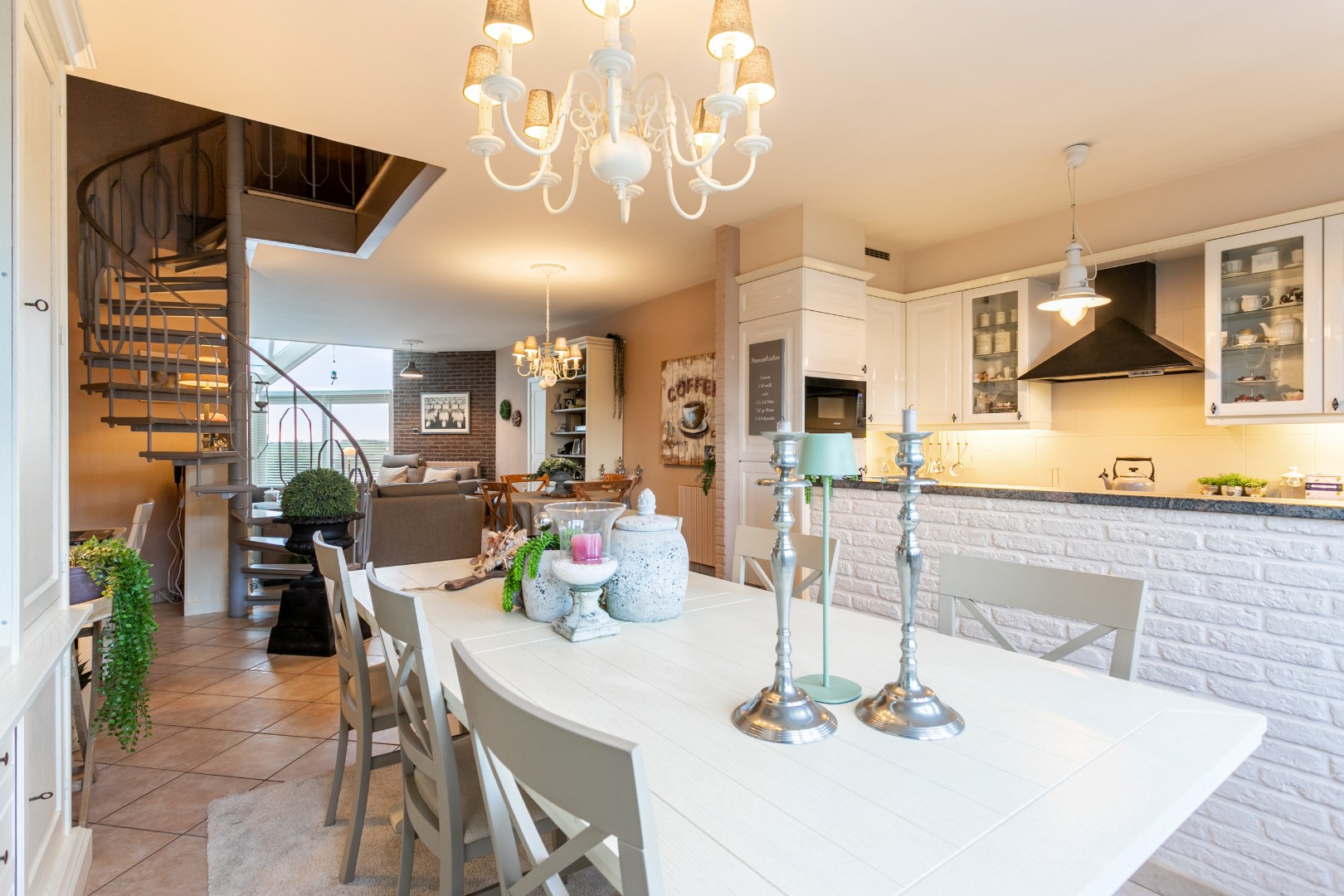 Bel-étage te koop met 3 slpks, terras en garage op +- 4,5are 