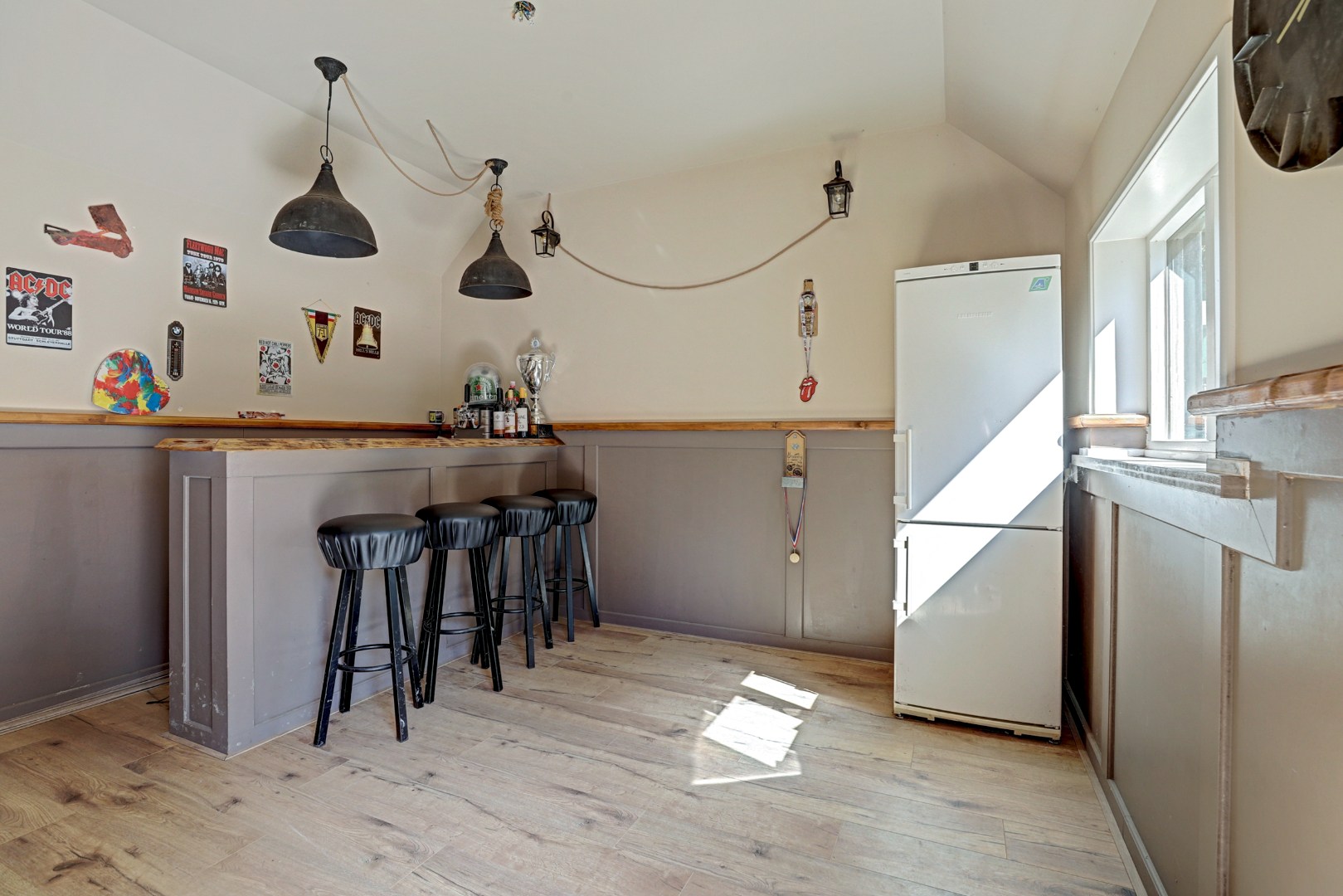 Instapklaar en tot in de puntjes verzorgd, met twee slaapkamers en een fraai verbouwde schuur voor praktijk, werk of hobby. 