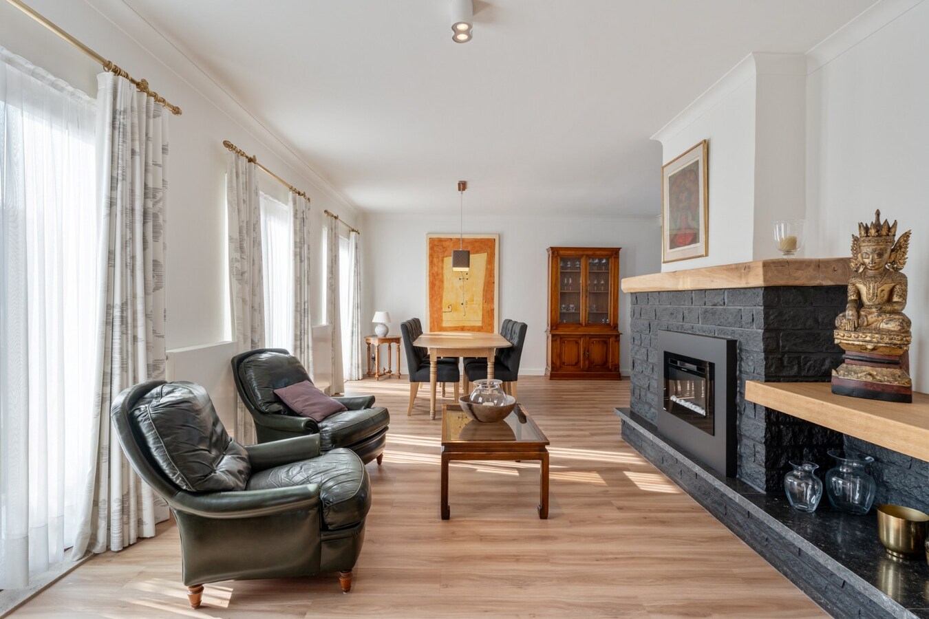 Zeer goed onderhouden gelijkvloerse gezinswoning op een riant perceel van 19a75ca op een rustige locatie te Schalkhoven, een deelgemeente van Hoeselt. 