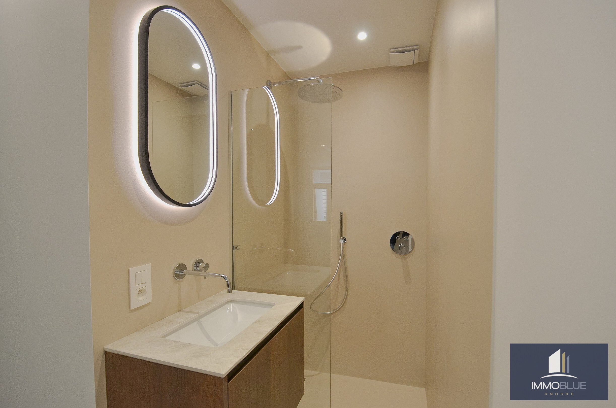 Exclusief – Stijlvol volledig gerenoveerd appartement met frontaal zeezicht. 