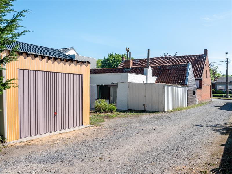 Charmante halfopen woning te Watervliet met potentieel. 