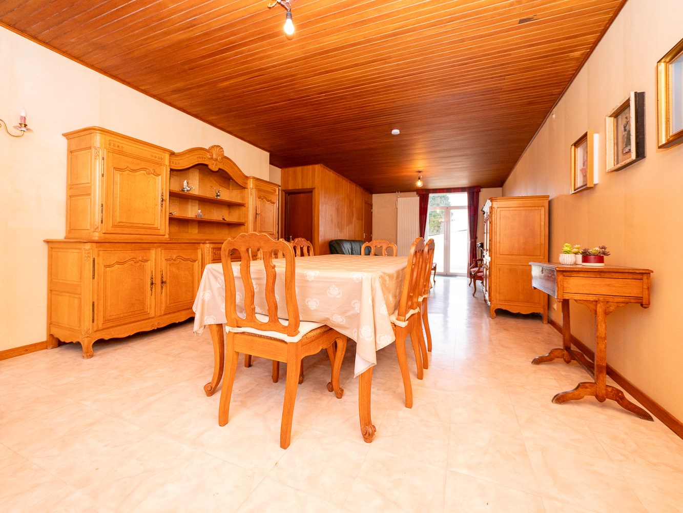 Ruime woning met 5 kamers (mogelijk) en open zicht 