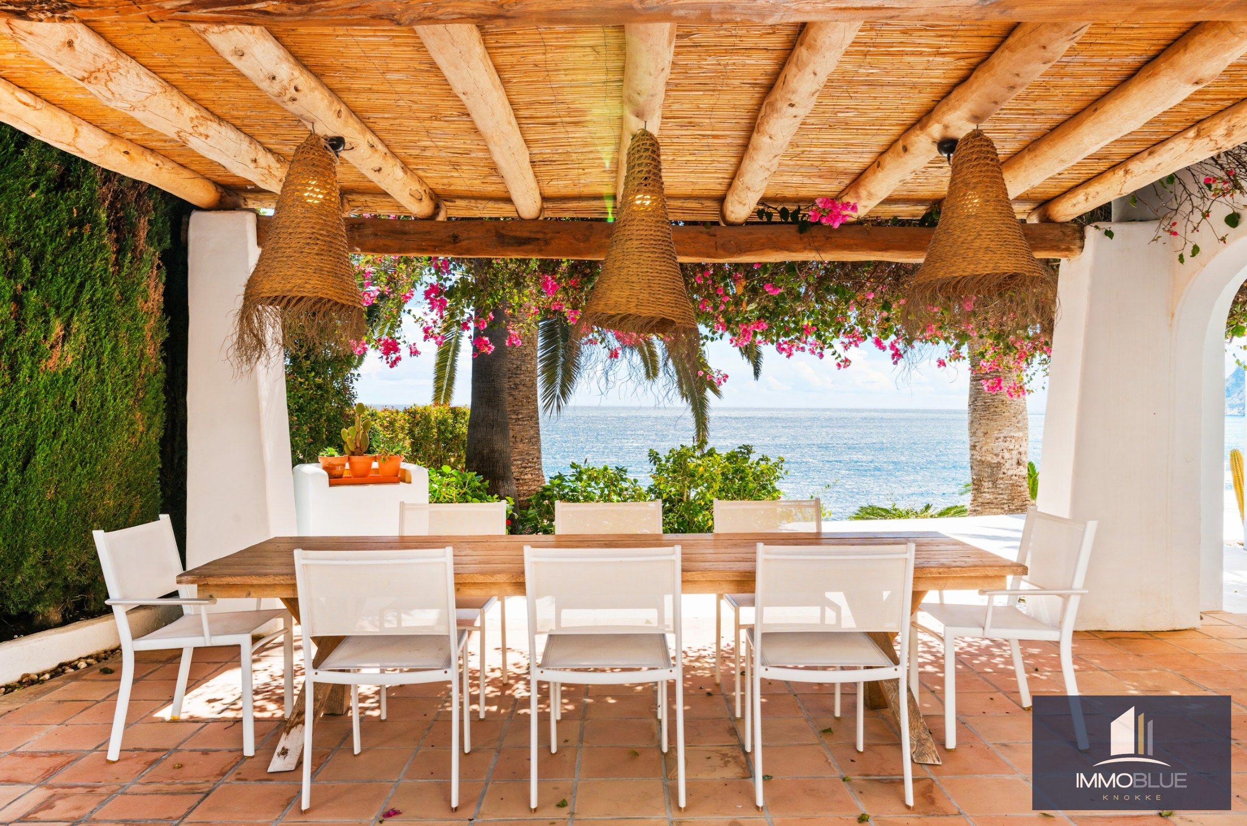 Villa méditerranéenne rénovée avec vue sur mer dans un environnement côtier calme 