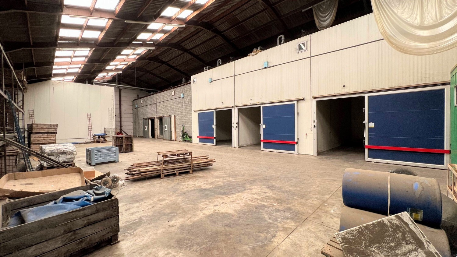 Loods met woongelegenheid op royaal perceel van 6000 m² 