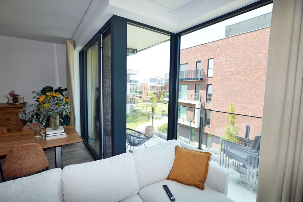 Modern, energiezuinig appartement met 2 slpks, terras, autostaanplaats en kelderberging. 