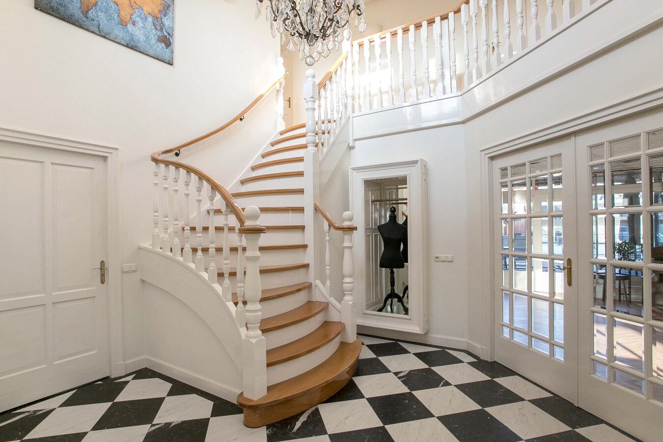 Riante vrijstaande villa met rieten dak gelegen op een perceel van 1.240 m2. 