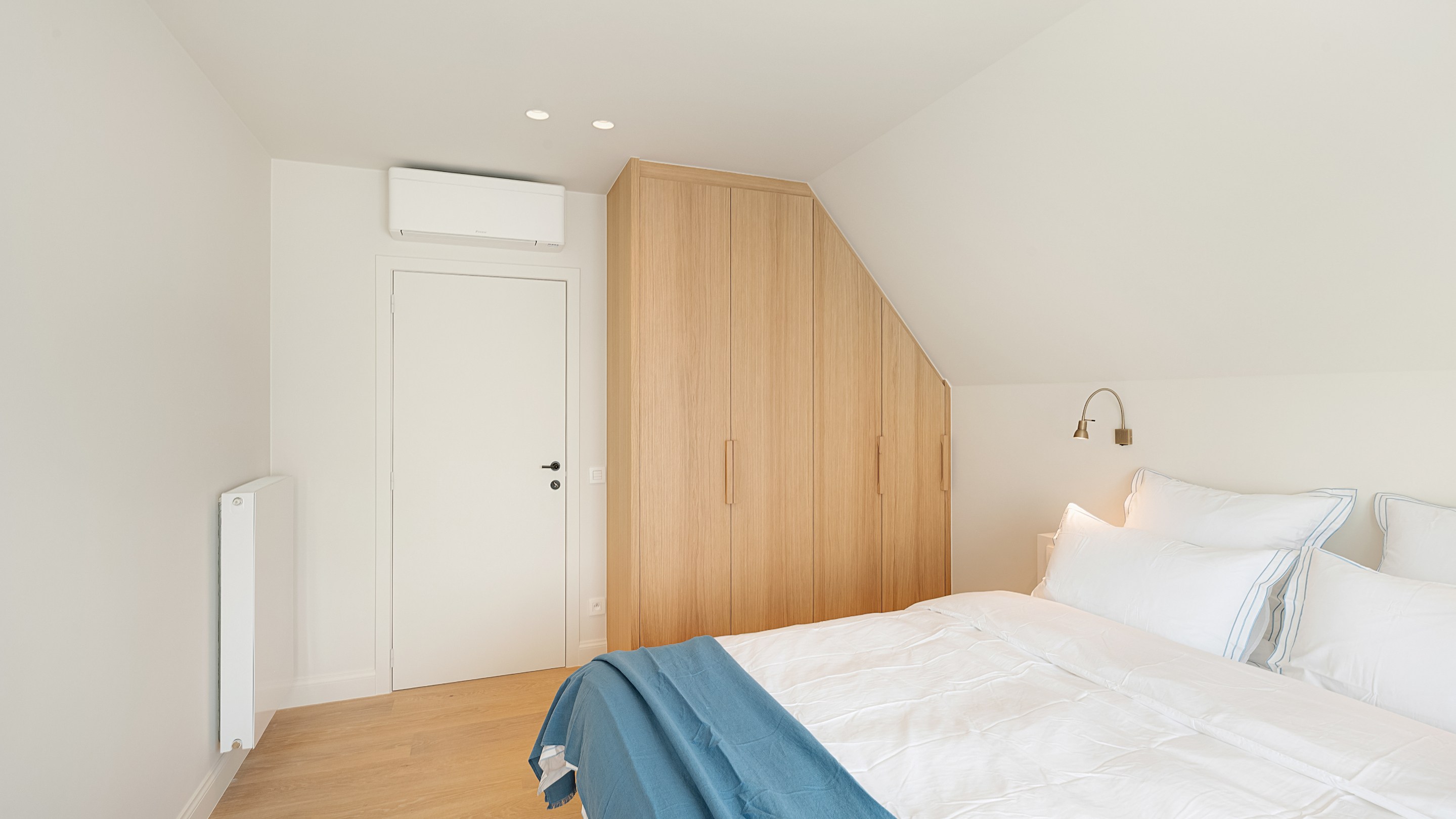 Op een uitmuntende locatie in Duinbergen, op wandelafstand van het strand en de duinen, bevindt zich deze prachtig en hoogwaardig gerenoveerde koppelvilla. 