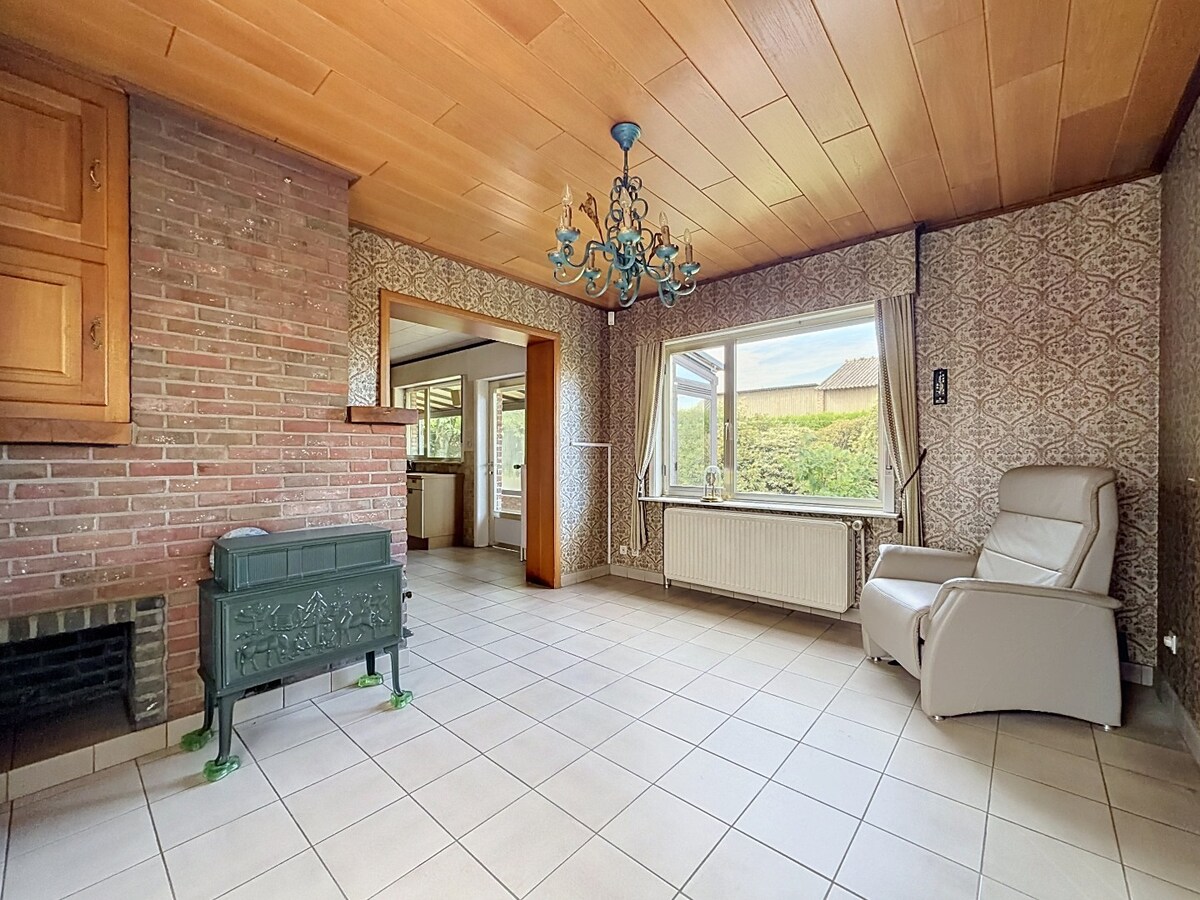 Ruime sixties villa met vergunde loodsen (350m²) te Vlierzele 