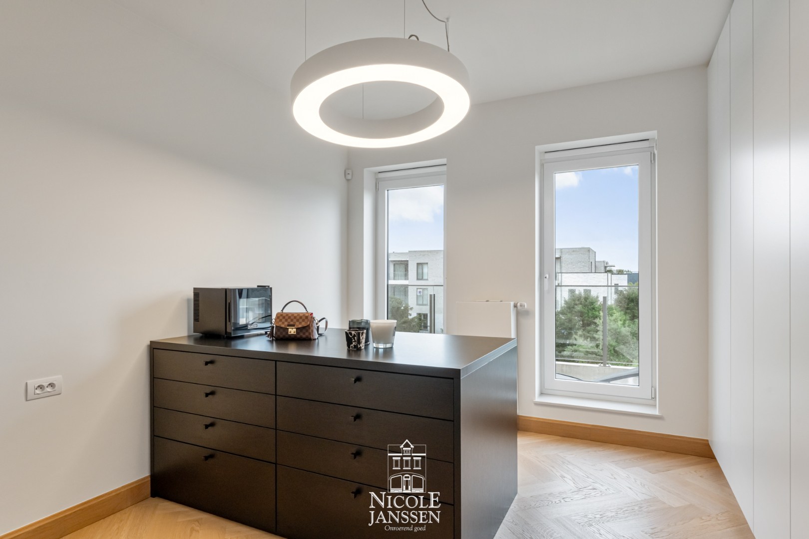 Derde slaapkamer met ingebouwde kastenwand