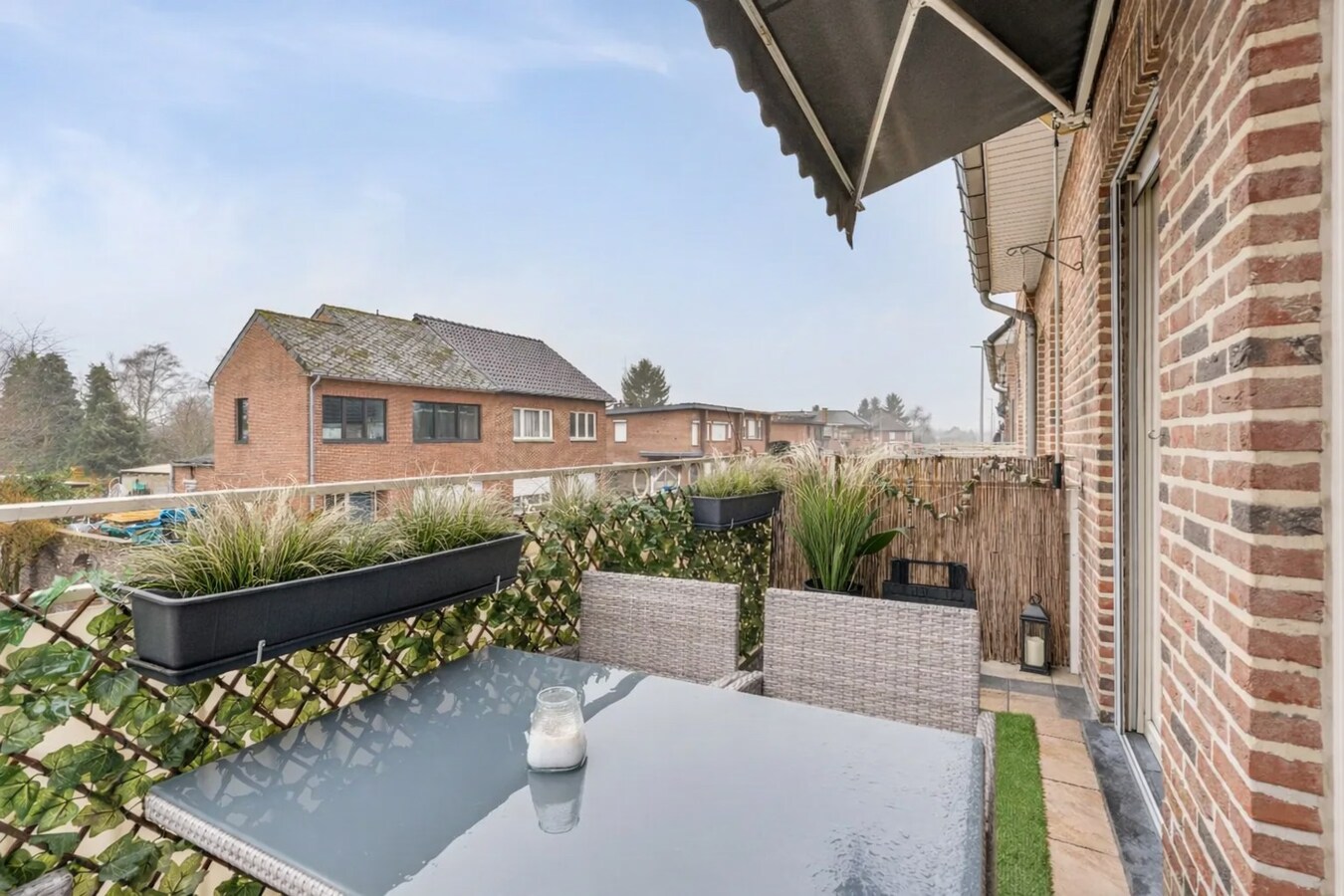 Ruim energiezuinig duplexappartement (146 m²) -  kwaliteitslabel B -  3 slaapkamers, terras en private buitenparking. 