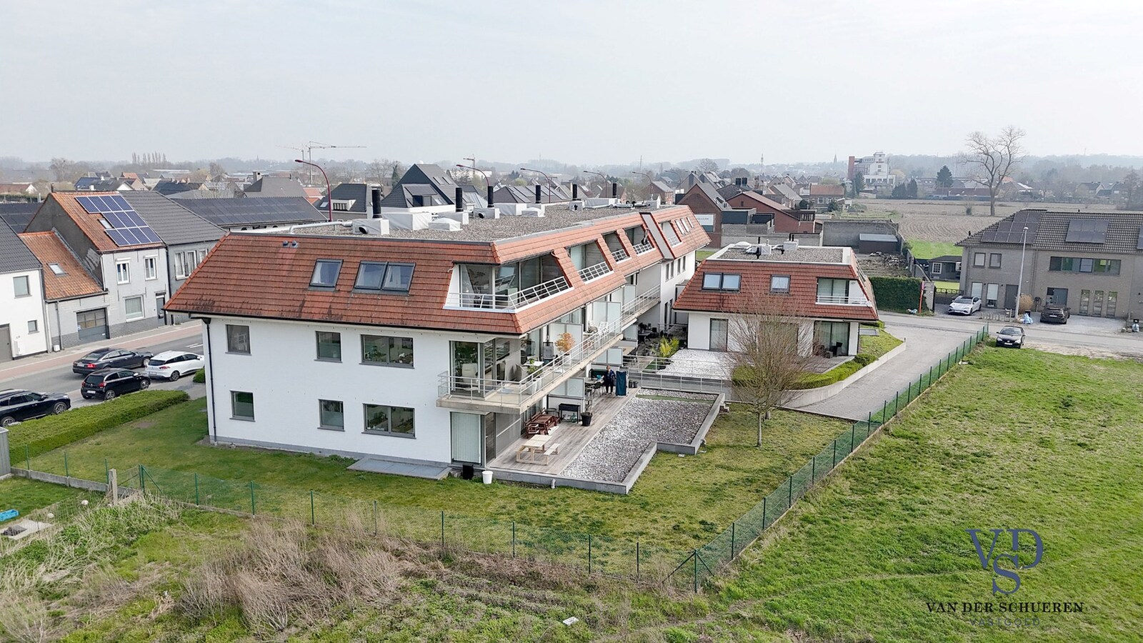 Lichtrijk appartement mét ondergrondse garage en berging. 