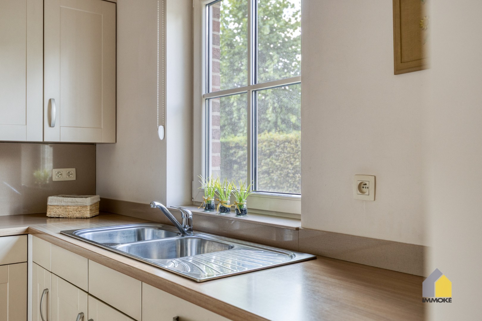 Gelijkvloers appartement met 2 slpks, stadstuin en autostaanplaats. 