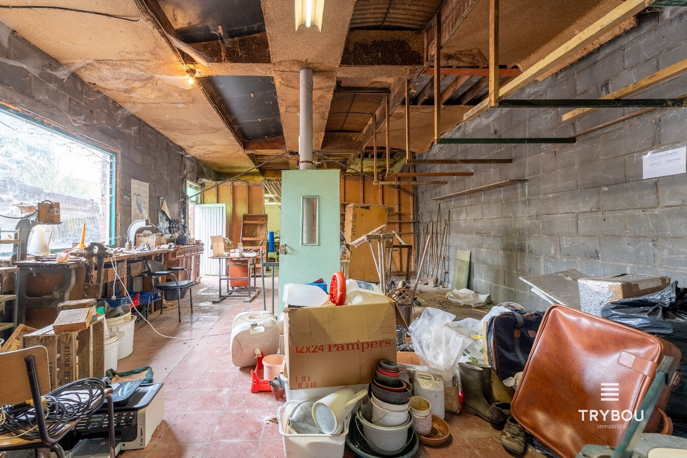 Ruime woning met winkelruimte, loods (optioneel) en garage 
